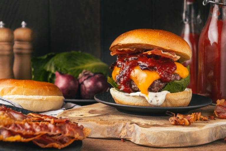 Klassischer BBQ-Cheeseburger mit dick Cheddar und Bacon