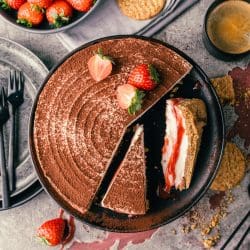 Rezept für eine Erdbeer-Tiramisu-Torte, die ganz ohne Ofen und Küchenmaschine auskommt. Perfekt in der Erdbeer-Saison und easy gemacht.