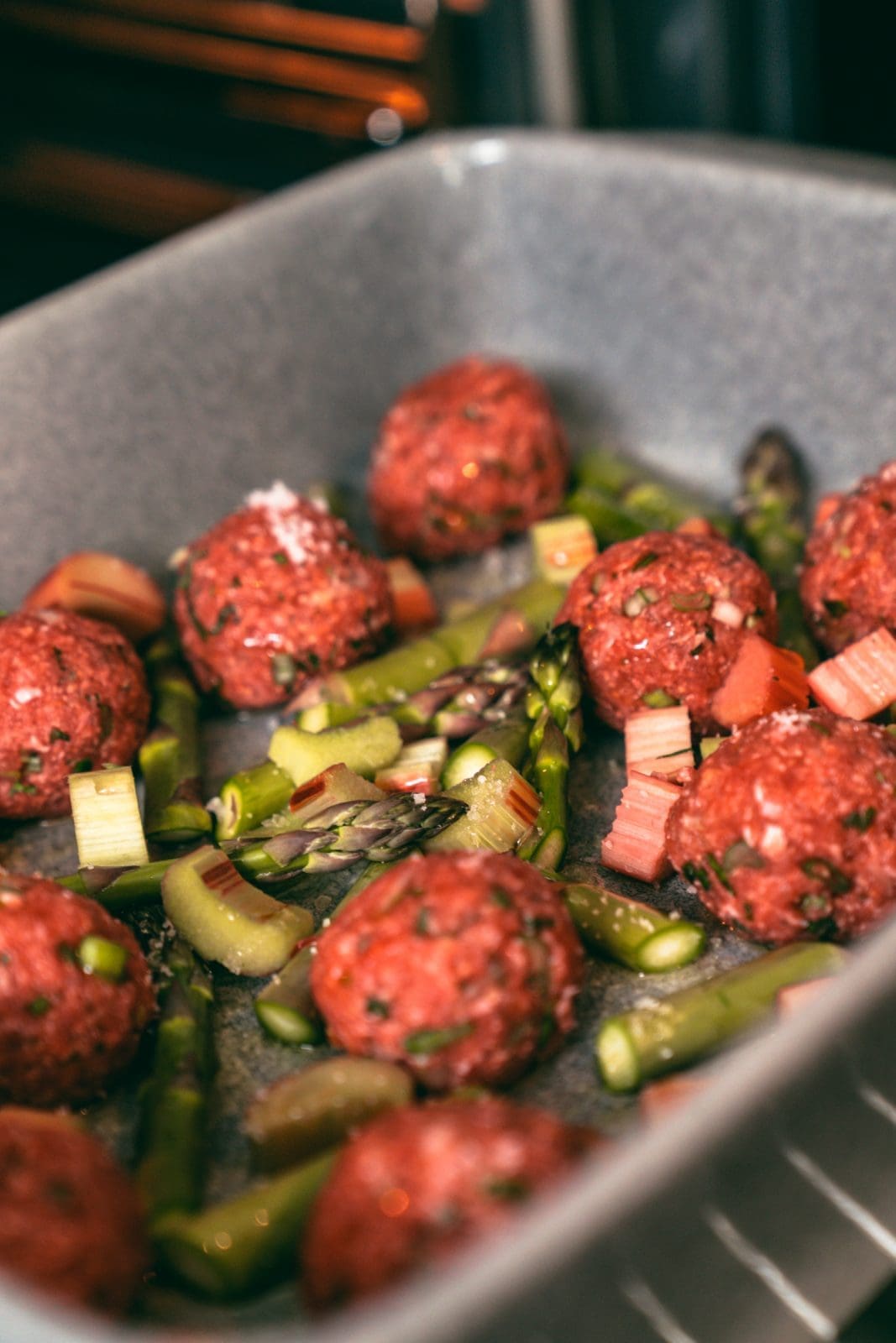 Hackbällchen, Spargel und Rhabarber roh in der Auflaufform