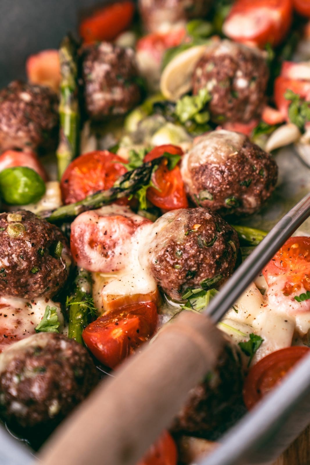 Gebackene Hackbällchen mit Servierlöffel