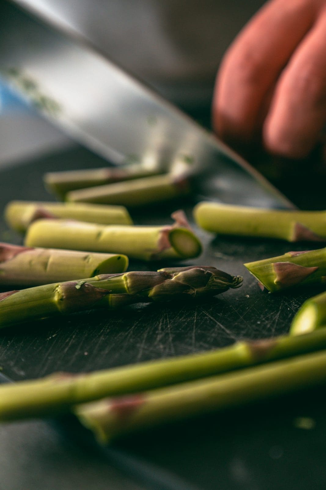grüner Spargel beim Schneiden