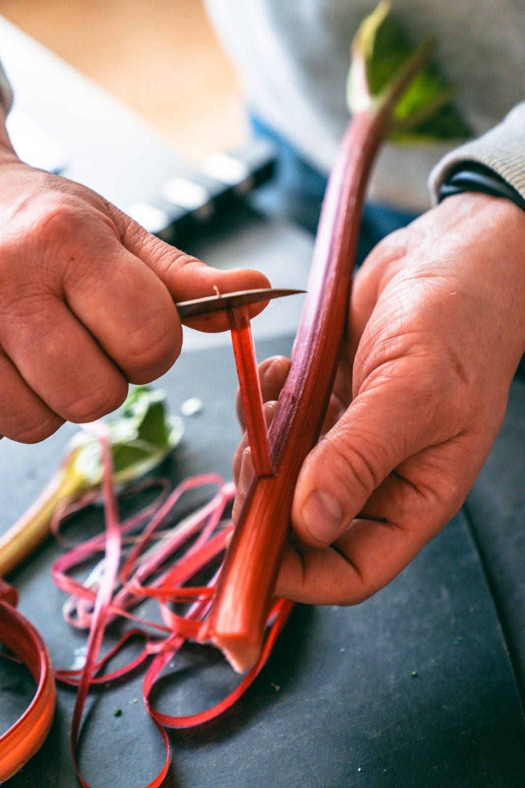 Rhabarberstangen werden geschält