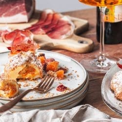 Rezept für süße Marillenknödel mit Südtiroler Speck g.g.A.! Eine wunderbare Kombination aus Frucht gepaart mit mild geräuchertem Schinken.