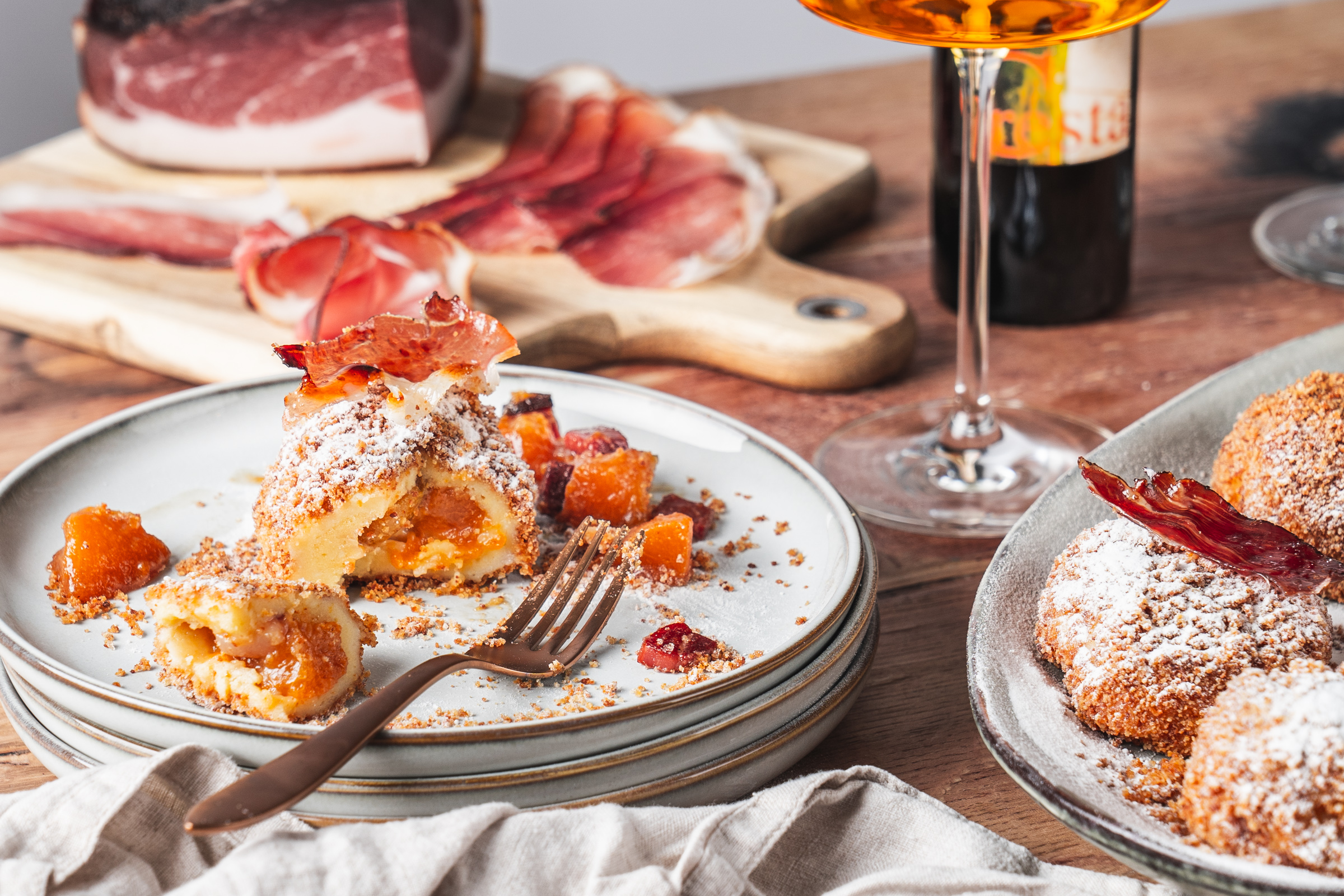 Süßer Marillenknödel mit Südtiroler Speck g.g.A.