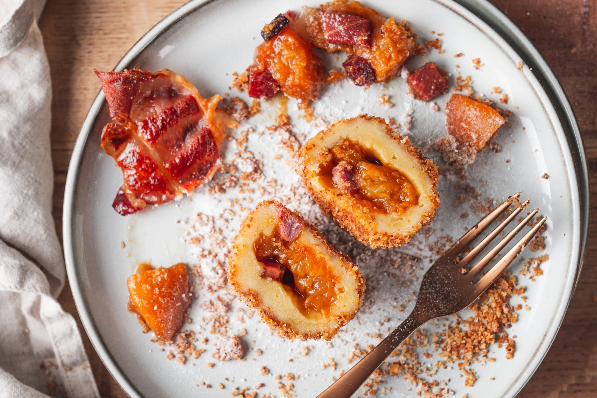 Rezept für süße Marillenknödel mit Südtiroler Speck g.g.A.! Eine wunderbare Kombination aus Frucht gepaart mit mild geräuchertem Schinken.