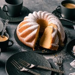 Rezept für einen Sandkuchen. Simpel. Saftig. Schnell. Definitiv der saftigste Sandkuchen, den man sich vorstellen kann. Einfach perfekt, daher ein Muss zum Nachbacken.