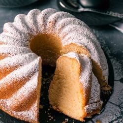 Sandkuchen - simpel, saftig, schnell 10 Rezept für einen Sandkuchen. Simpel. Saftig. Schnell. Definitiv der saftigste Sandkuchen, den man sich vorstellen kann. Einfach perfekt, daher ein Muss zum Nachbacken.