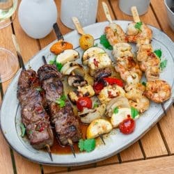 Ein Rezept für einen spannenden Grillspieße-Mix. Da ist für jeden Geschmack etwas passendes dabei - egal ob Fleisch, Seafood oder Gemüse! Müsst ihr probieren ...