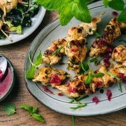 Rezept für Minz-Hähnchenspieße mit Apfelvinaigrette. Alles ist super schnell und easy zubereitet und ist daher perfekt zum schnellen Lunch geeignet.