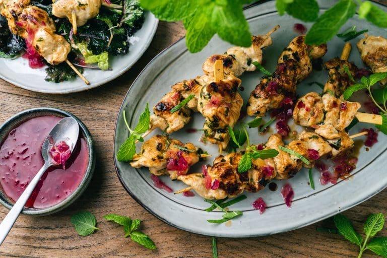 Schnelle Küche – einfache Rezepte für jeden Tag 9 Rezept für Minz-Hähnchenspieße mit Apfelvinaigrette. Alles ist super schnell und easy zubereitet und ist daher perfekt zum schnellen Lunch geeignet.