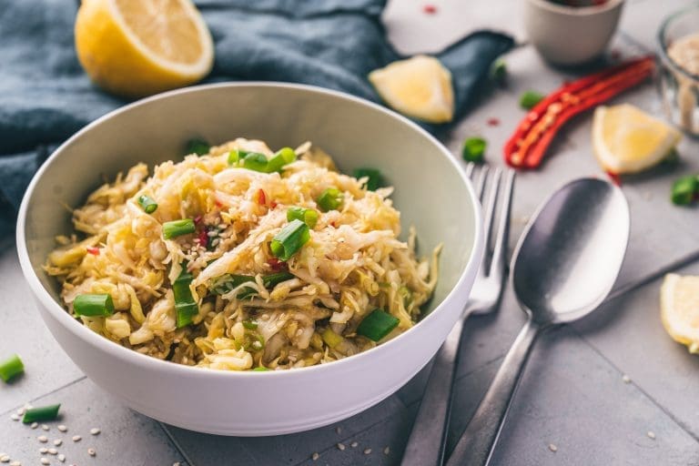Asiatischer Spitzkohlsalat mit Sesam und Chili