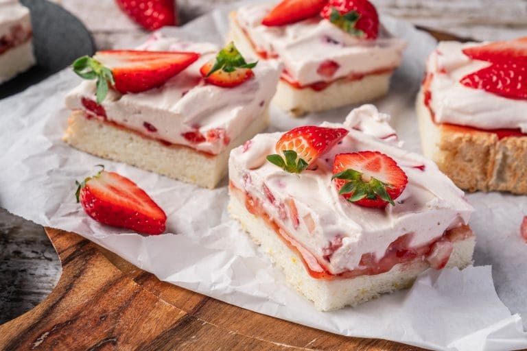 Weisse Erdbeerschnitten 11 | Wenn uns eine Sache verbindet, dann ist es der Sonntagnachmittag mit Kaffee, Kuchen und der Frage: „Wer schneidet an?“ Aus genau dieser Liebe ist über die Jahre eine ziemlich große Sammlung geworden – mal schnell vom Blech, mal sonntäglich aus der Springform, mal nach einem Rezept, das schon Oma Lore in ihrer Kölner Küche gebacken hat.