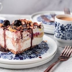 Rezept für No Bake Banana Split Dessert | Unser Sommer-Dessert Nr. 1. Vom amerikanischen Original inspiriert. Fruchtig, Schokolade und cremig.