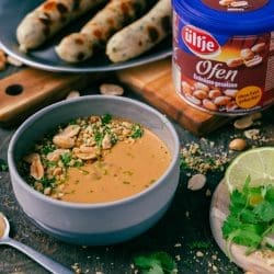 Rezept für unsere schnelle und leckere Erdnuss-Grillsauce. Mit Koriander verfeinert, die perfekte Kombination mit der Erdnuss und in 15 Minuten fix und fertig.