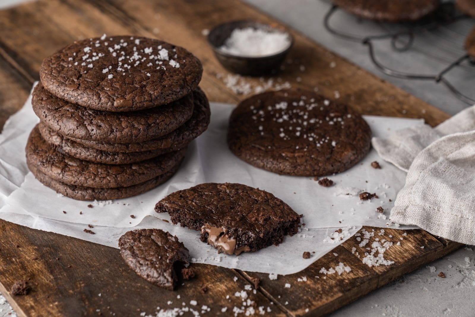 Extreme Chocolate Cookie 22 | Unsere Liebe zur Schokolade kennt keine Grenzen und dieses Rezept hat uns süchtig gemacht! Es ist so einfach zu machen, man kann es nach Belieben abwandeln und jeder liebt sie. Wir wollten eine neue Variante klassischer Kekse, die wirklich schokoladig sind, aber wir waren frustriert von Rezepten mit zu viel Zucker oder mit nur ein wenig Kakaopulver. Unser perfekter Keks ist jetzt Deiner: reichhaltige, dunkle Brownie-ähnliche Textur, süßer, cremiger Geschmack von geschmolzener Milchschokolade - was wollen wir mehr? Ihr müsst unsere Extreme Chocolate Cookies einfach ausprobieren.