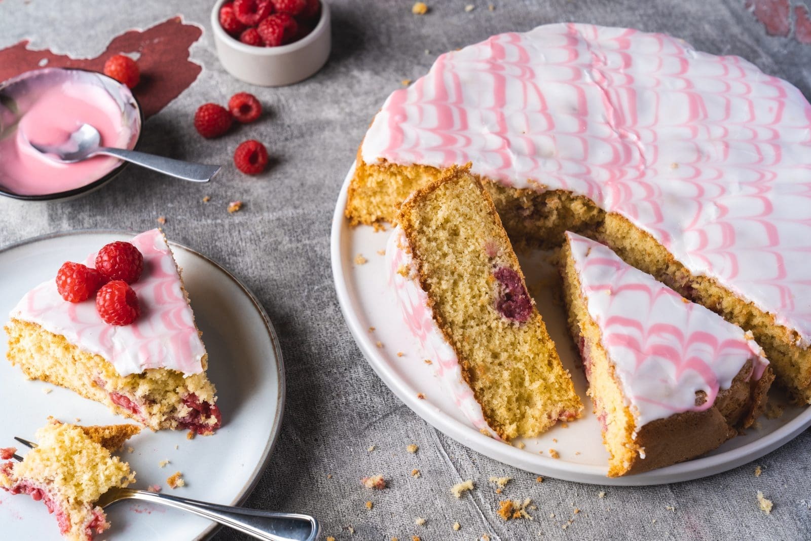 Rezept für einen luftigen Himbeerkuchen, der sowas von nach Sommer schmeckt. Easy zubereitet und auf jeden Fall ein Kuchen für euer persönliches Rezeptbuch.
