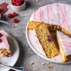 Rezept für einen luftigen Himbeerkuchen, der sowas von nach Sommer schmeckt. Easy zubereitet und auf jeden Fall ein Kuchen für euer persönliches Rezeptbuch.