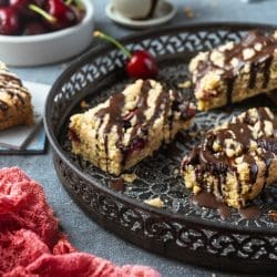Der perfekte Snack. Sowohl nahrhaft als auch köstlich, diese Haferriegel schmecken wie Streuselteig und haben frische Kirschen als köstliches Highlight.