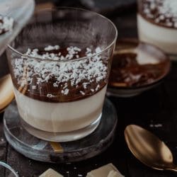 Rezept für Barraquito Panna Cotta. Schokolade, Espresso, Licor 43! Inspiriert durch den berühmten kanarischen Cocktail. Wer kann da schon Nein sagen?!