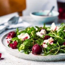Rezept für eingelegte Kirschen und einen köstlichen grünen Salat, zu dem die Kirschen perfekt passen!