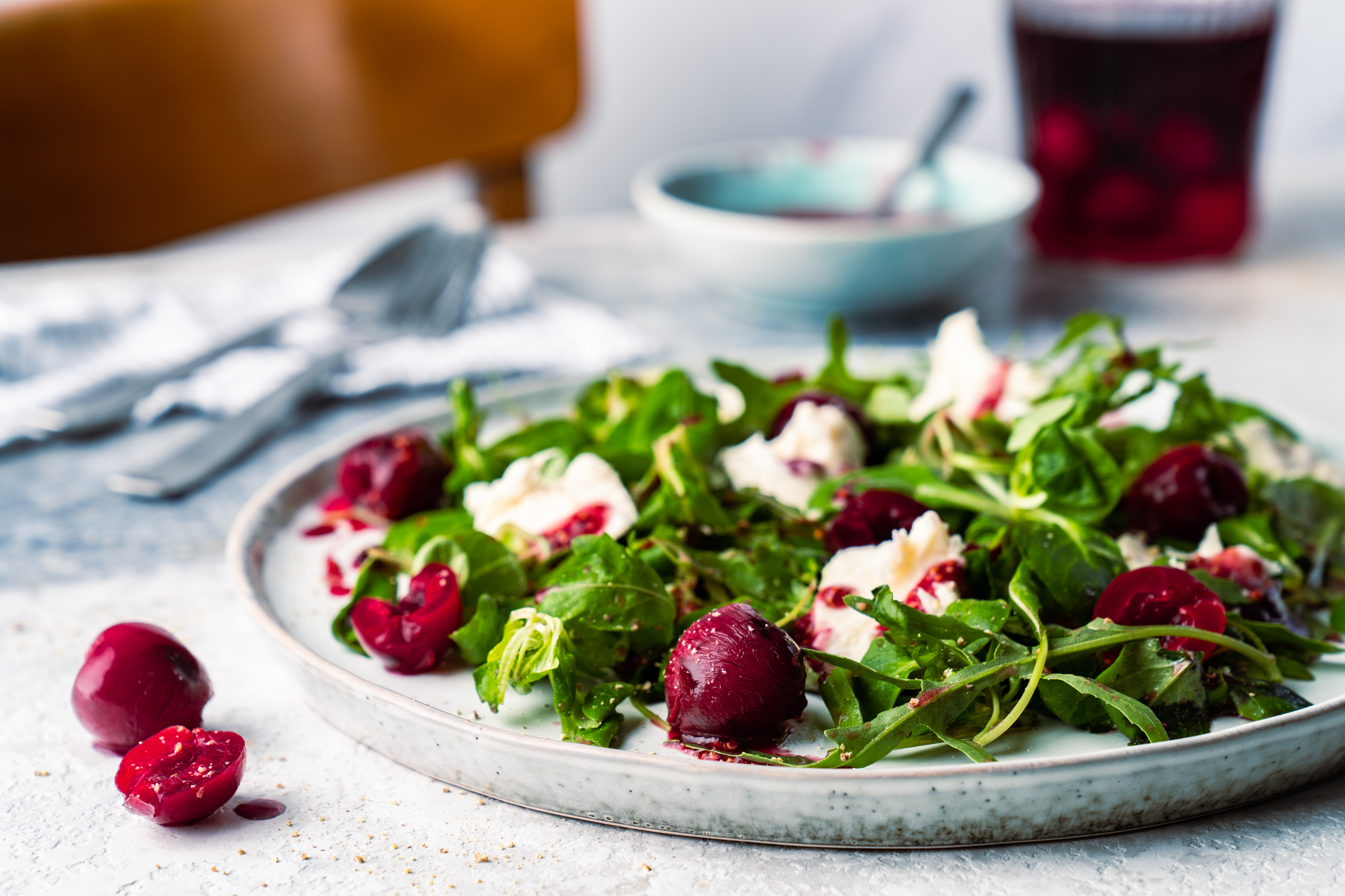 Rezept für eingelegte Kirschen und einen köstlichen grünen Salat, zu dem die Kirschen perfekt passen!