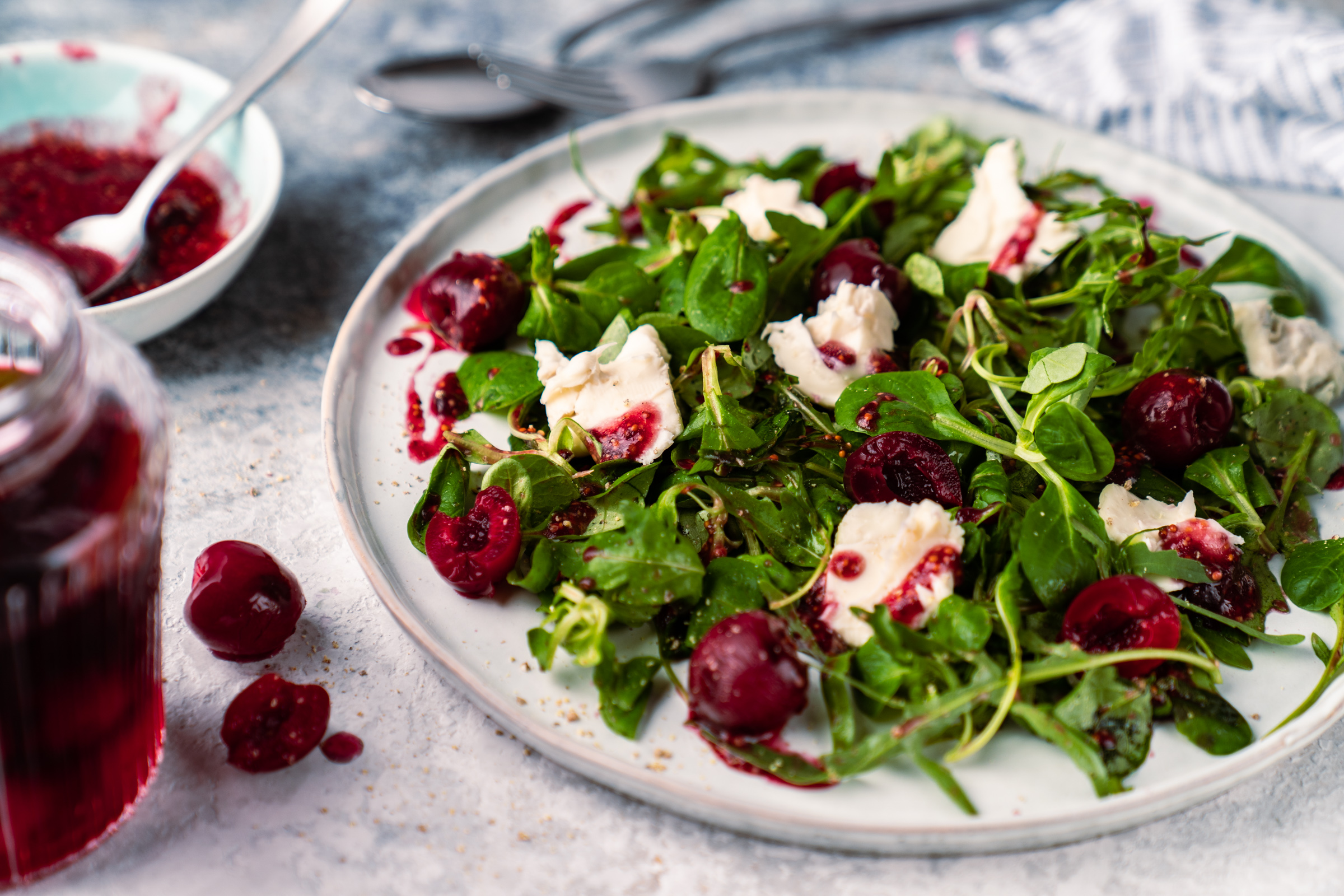 Grüner Salat mit eingelegten Kirschen: Ein köstliches Mittagessen mal anders!