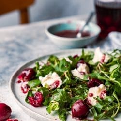 Rezept für eingelegte Kirschen und einen köstlichen grünen Salat, zu dem die Kirschen perfekt passen!