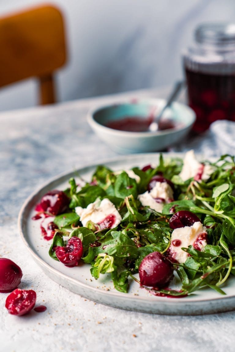 Grüner Salat mit eingelegten Kirschen und Blauschimmelkäse