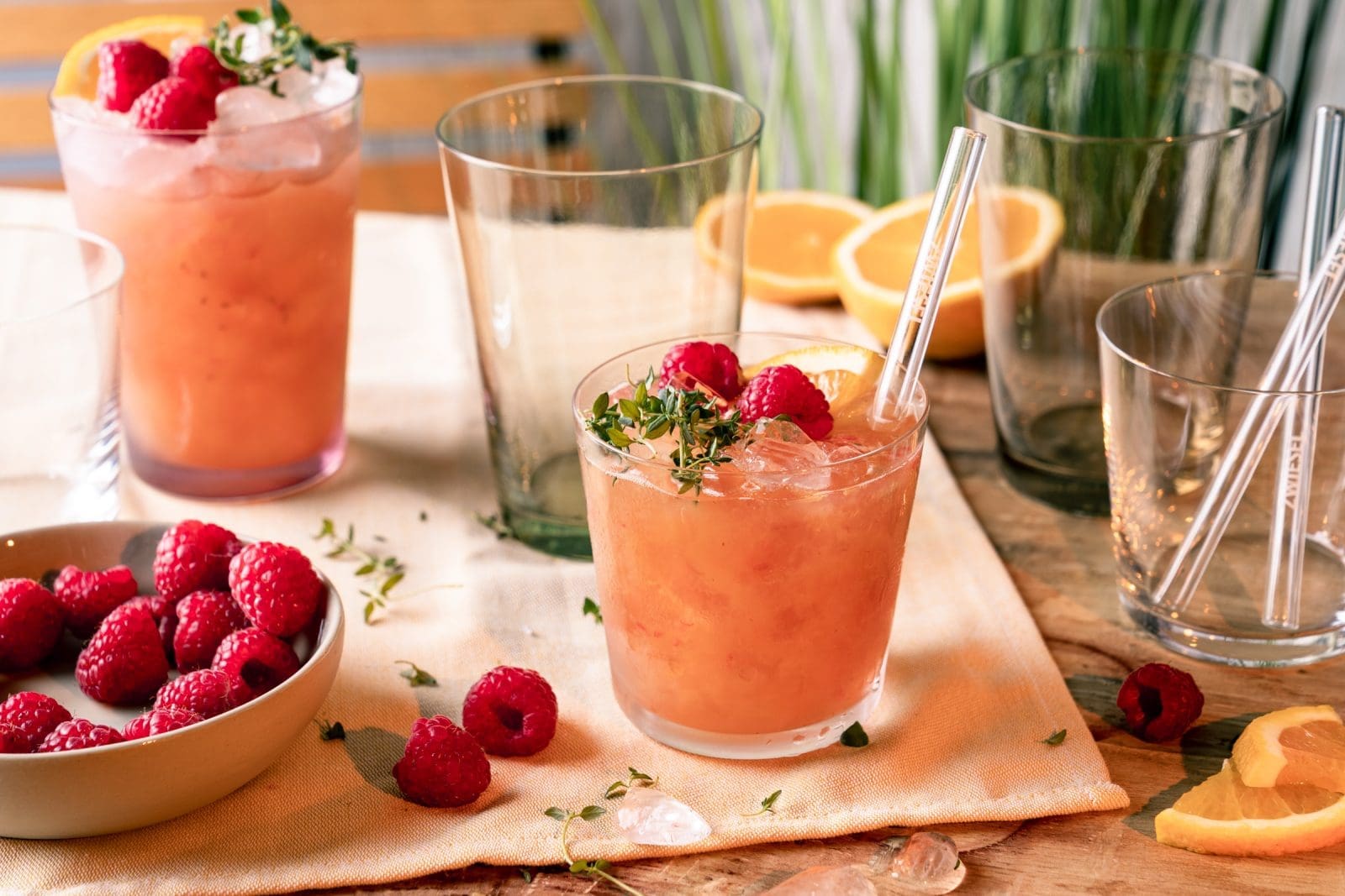 Sherry Cobbler mit frischen Himbeeren und Crushed Ice in einem Glas