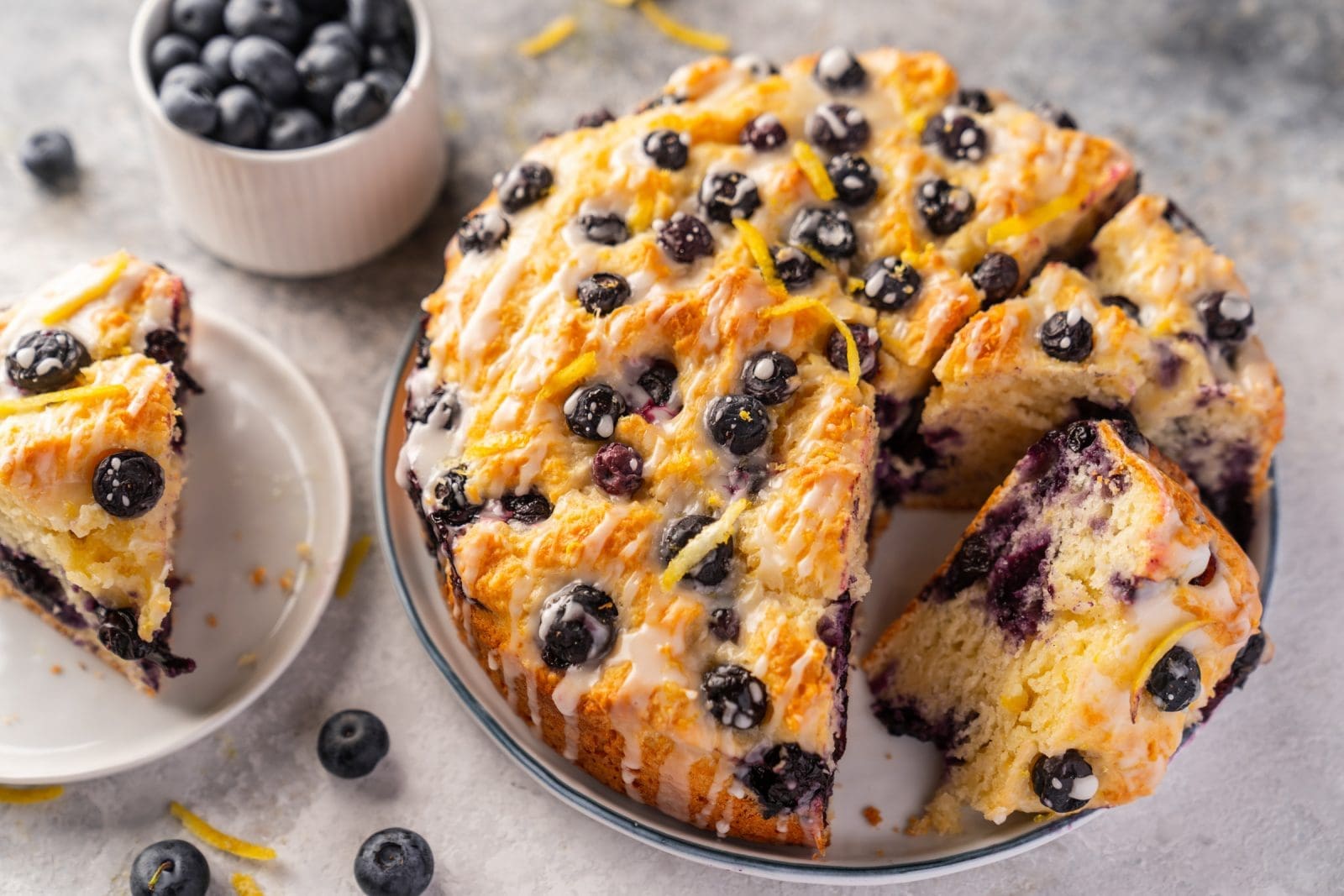 Rezept für unseren schnellsten Blaubeerkuchen. In 17 Minuten ist der Teig fertig, die Blaubeeren verteilt und die Form im Ofen. Schneller und einfacher geht nicht.