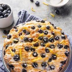 Rezept für unseren schnellsten Blaubeerkuchen. In 17 Minuten ist der Teig in der Form. Mit Skyr, wenig Zucker und Zitrone. Einfach, saftig, lecker.