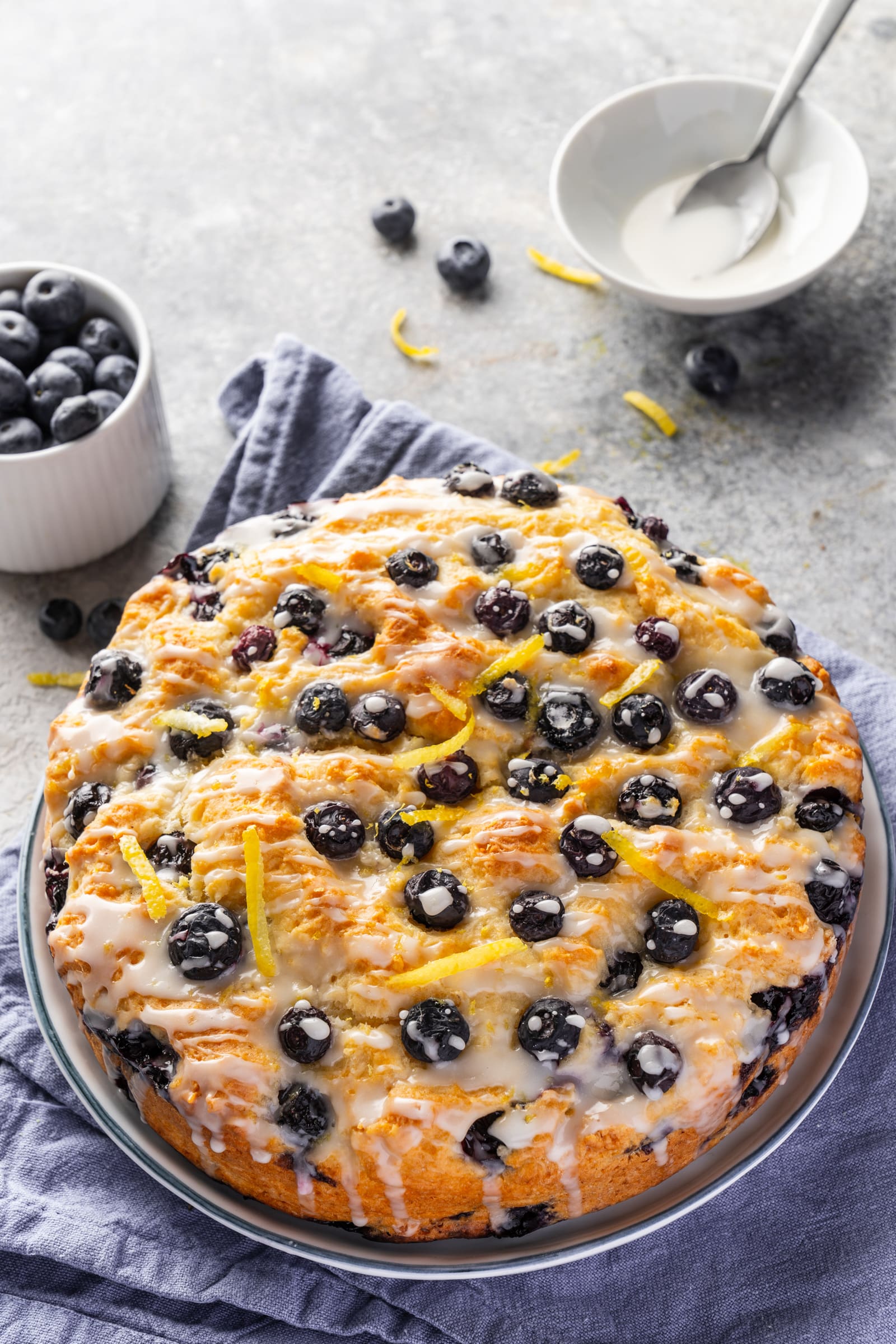 Rezept für unseren schnellsten Blaubeerkuchen. In 17 Minuten ist der Teig in der Form. Mit Skyr, wenig Zucker und Zitrone. Einfach, saftig, lecker.