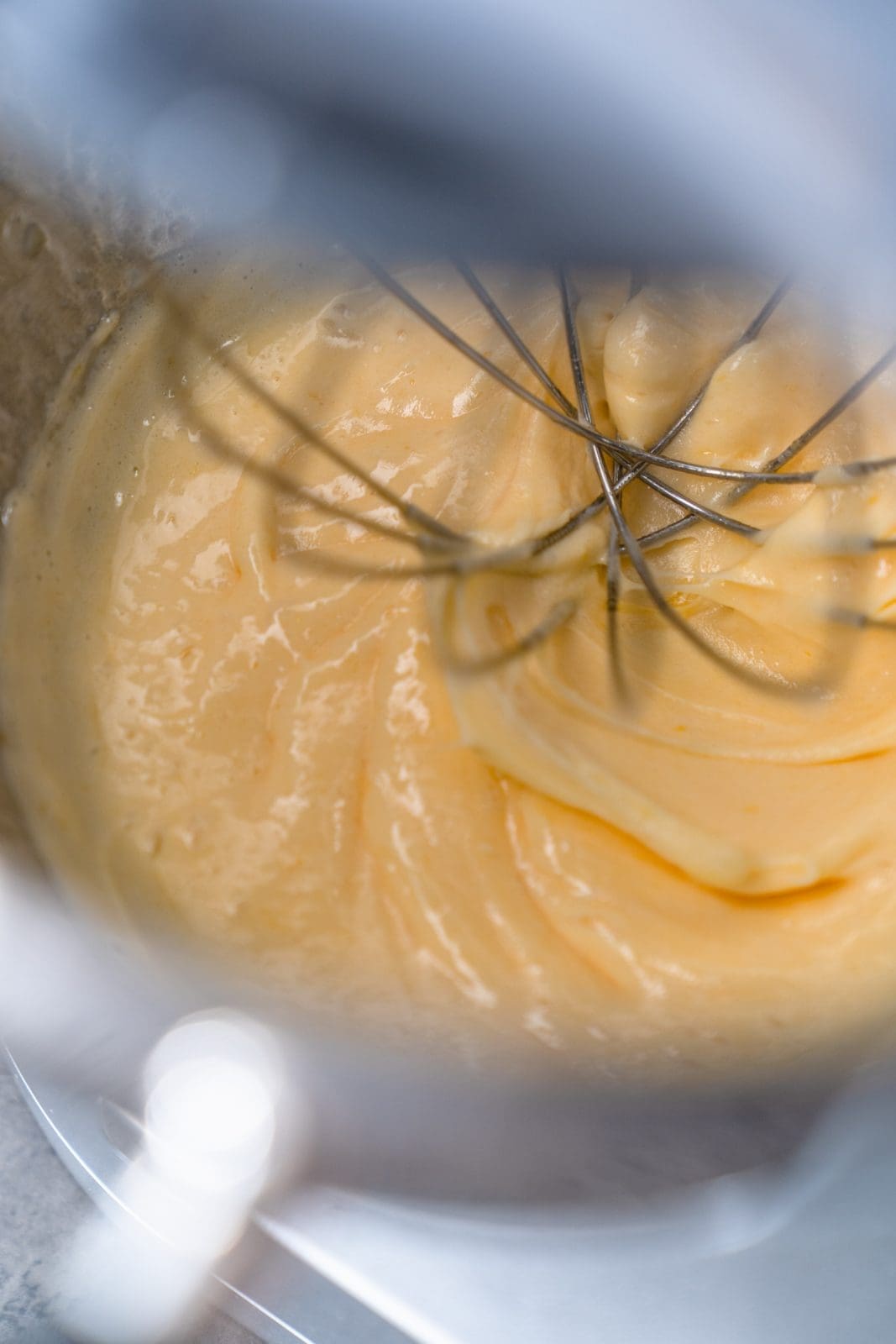 Lernt drei Arten von Buttercremes kennen und erfahrt, wie Ihr sie alle einfach selbst zubereiten könnt! Französische, Swiss Meringue und Deutsche Buttercreme!