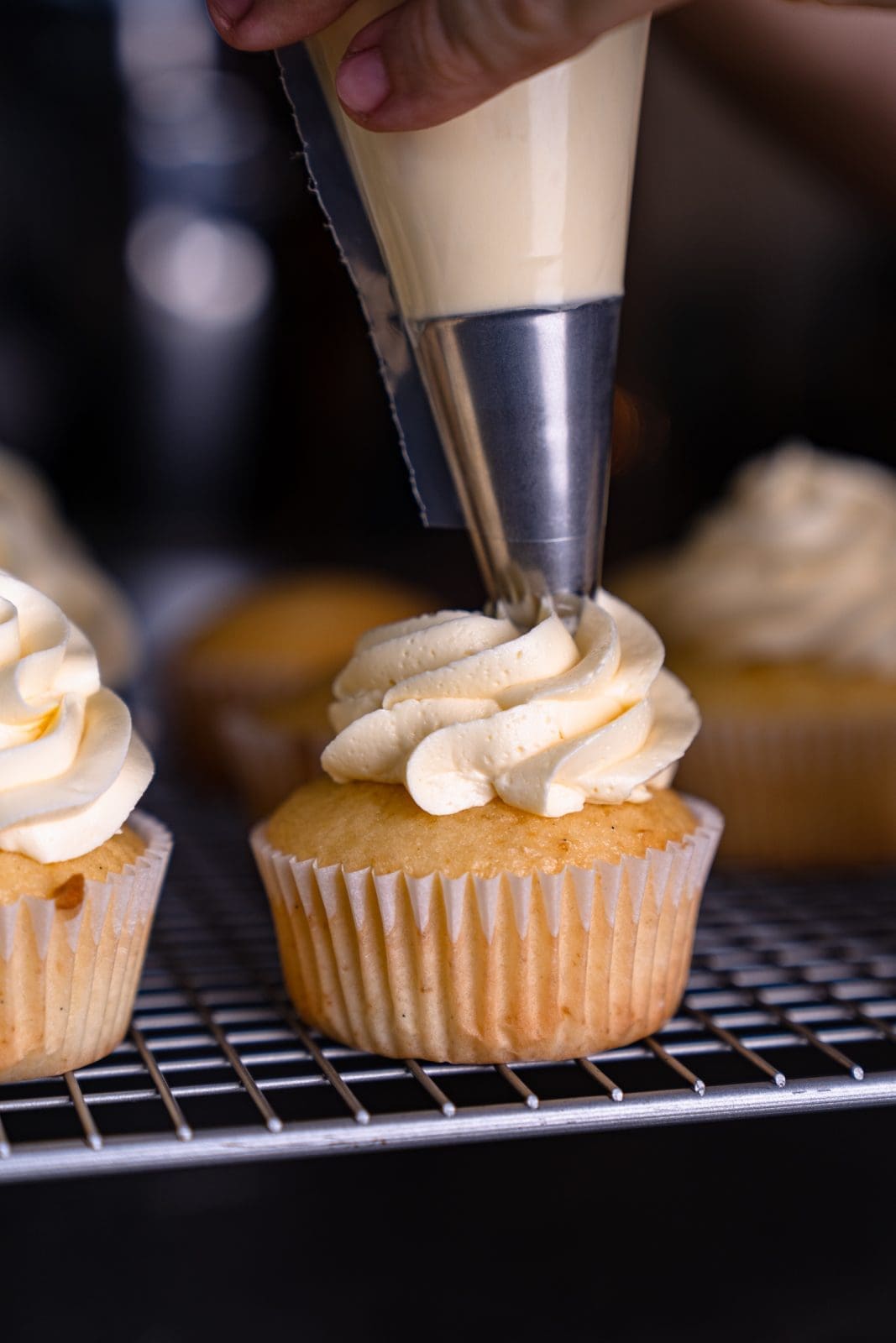 Lernt drei Arten von Buttercremes kennen und erfahrt, wie Ihr sie alle einfach selbst zubereiten könnt! Französische, Swiss Meringue und Deutsche Buttercreme!