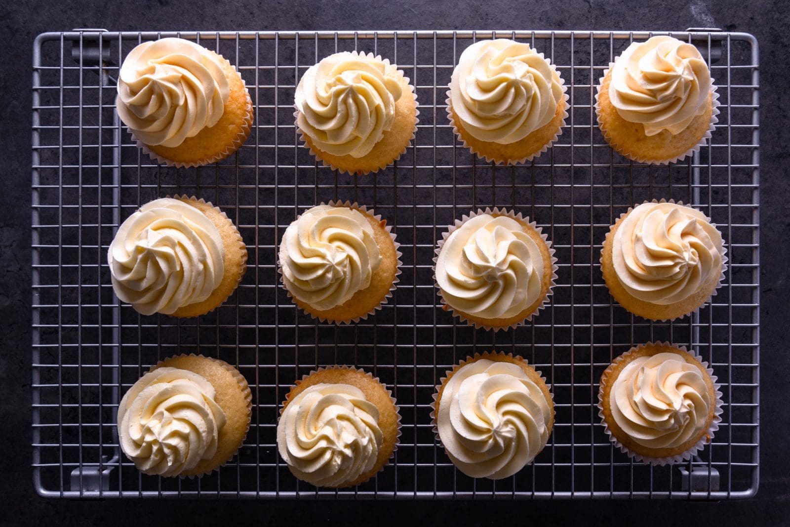 Lernt drei Arten von Buttercremes kennen und erfahrt, wie Ihr sie alle einfach selbst zubereiten könnt! Französische, Swiss Meringue und Deutsche Buttercreme!