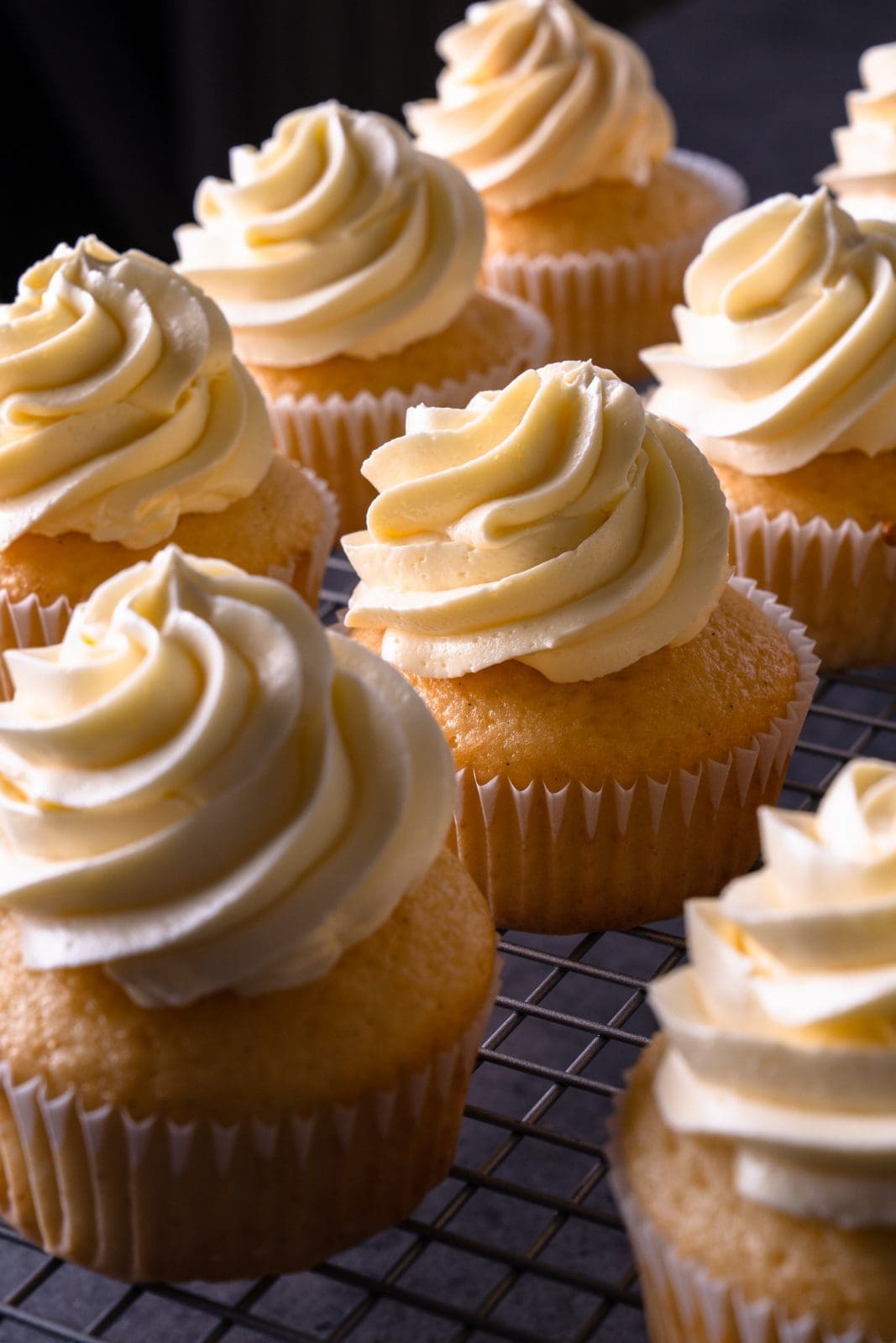 Lernt drei Arten von Buttercremes kennen und erfahrt, wie Ihr sie alle einfach selbst zubereiten könnt! Französische, Swiss Meringue und Deutsche Buttercreme!