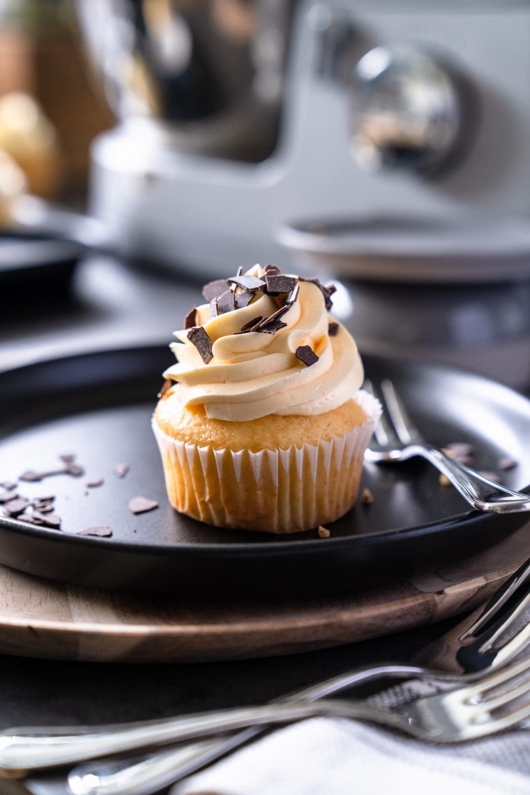 Lernt drei Arten von Buttercremes kennen und erfahrt, wie Ihr sie alle einfach selbst zubereiten könnt! Französische, Swiss Meringue und Deutsche Buttercreme!