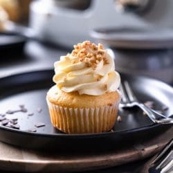 Lernt drei Arten von Buttercremes kennen und erfahrt, wie Ihr sie alle einfach selbst zubereiten könnt! Französische, Swiss Meringue und Deutsche Buttercreme!