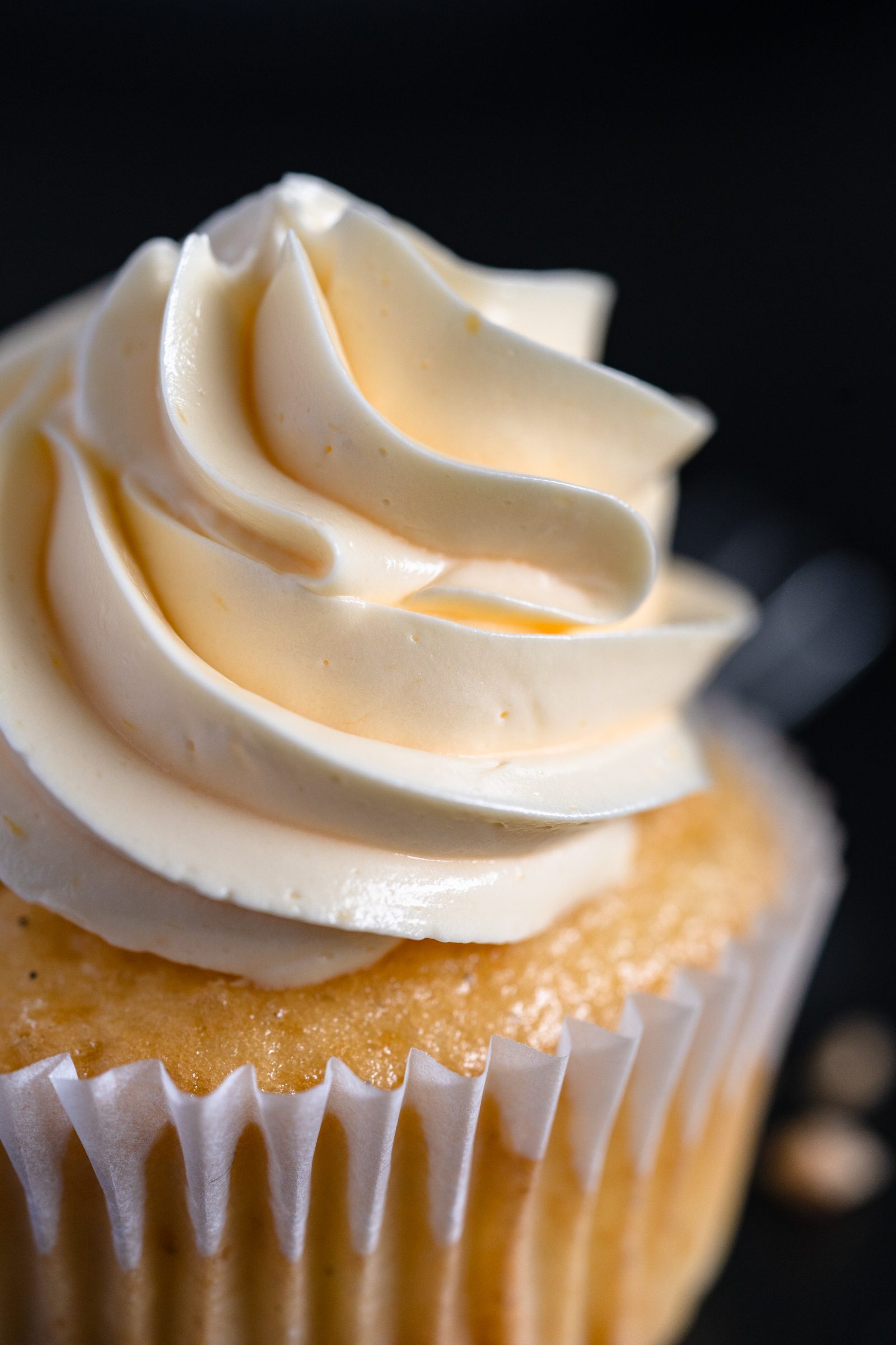 Lernt drei Arten von Buttercremes kennen und erfahrt, wie Ihr sie alle einfach selbst zubereiten könnt! Französische, Swiss Meringue und Deutsche Buttercreme!