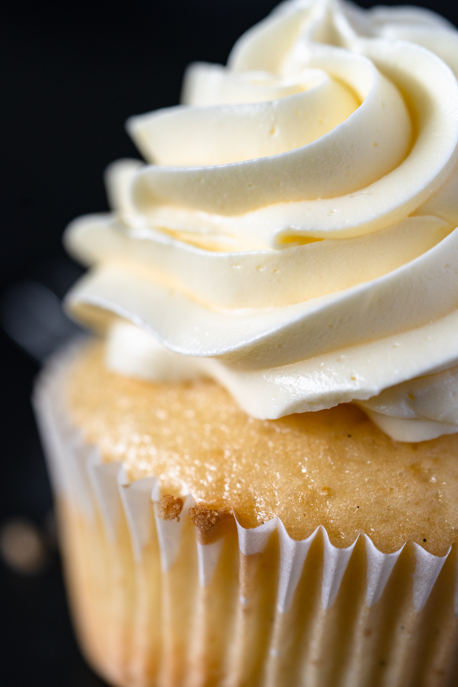 Lernt drei Arten von Buttercremes kennen und erfahrt, wie Ihr sie alle einfach selbst zubereiten könnt! Französische, Swiss Meringue und Deutsche Buttercreme!