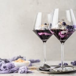 Rezept für Kokos-Chia-Pudding mit Blaubeeren. Unser Rezept besteht aus quasi 3 Superfoods. Mit einem besseren Gewissen könnt ihr kaum ein leckeres Dessert naschen.