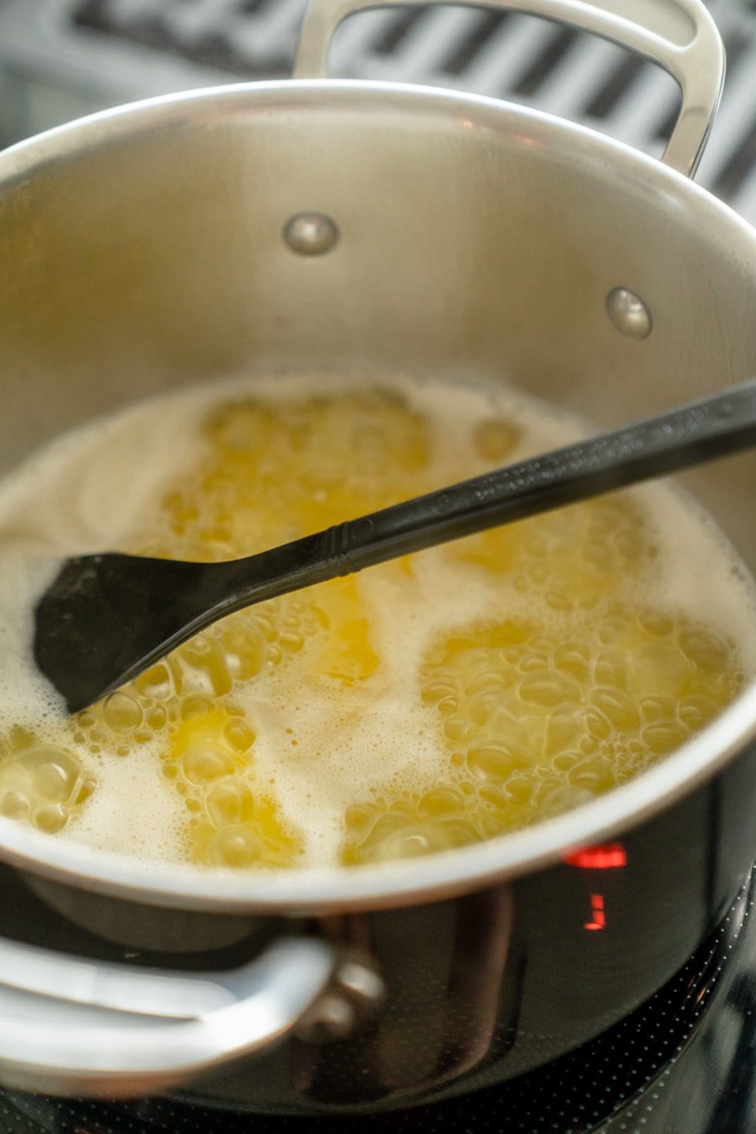 Butter schmilzt im Wasser für den Brandteig der Churros-Torte