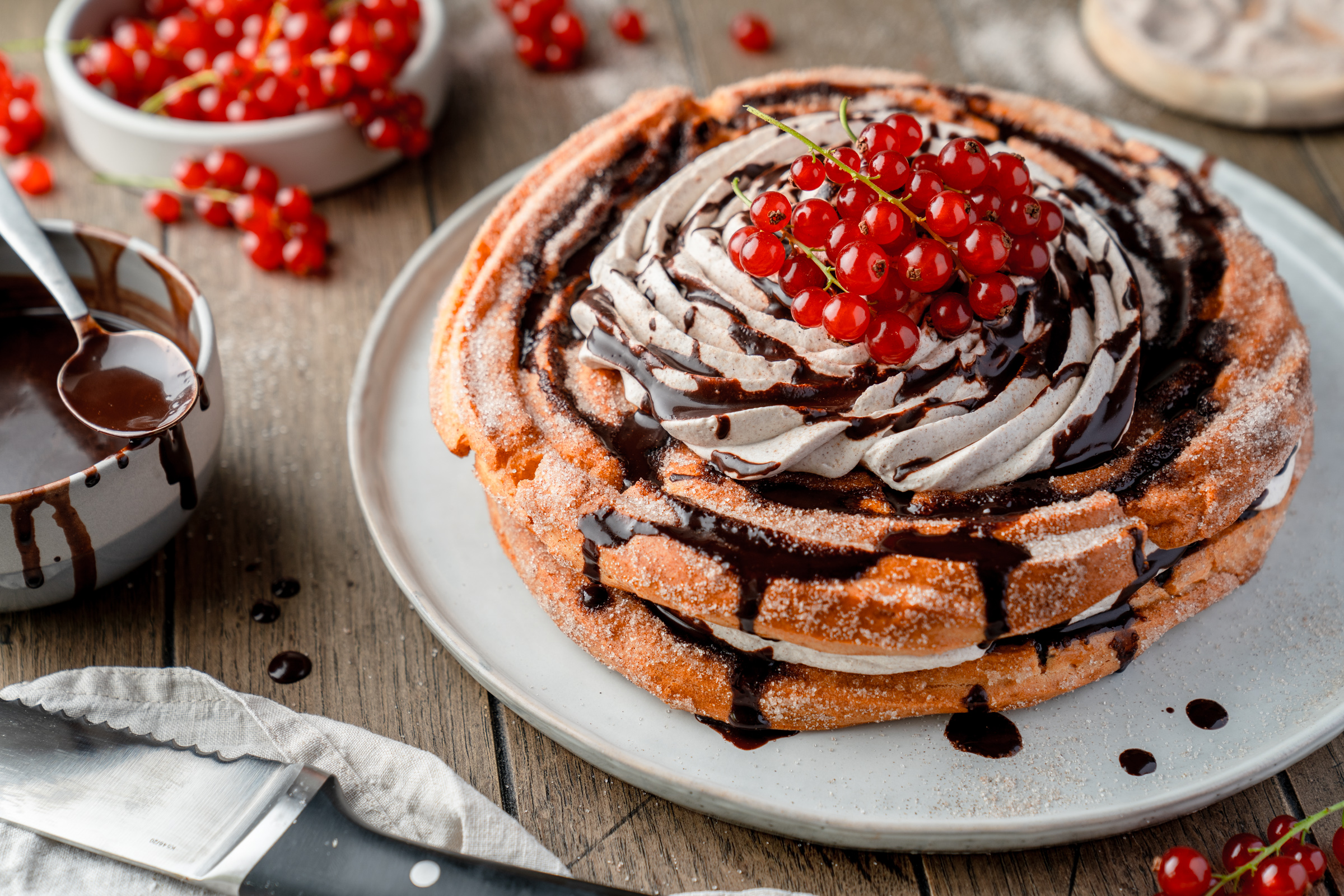 Churros-Torte mit Zimtcreme und einer unglaublichen Schoko-Espressosauce