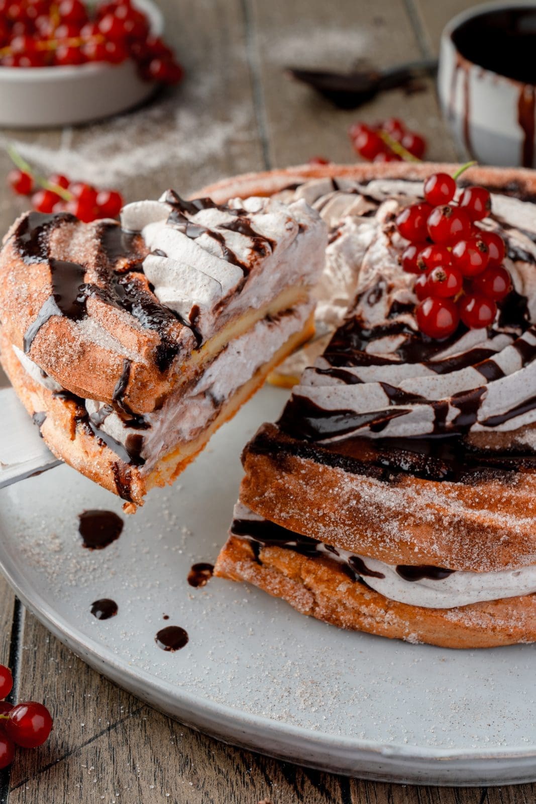 Angeschnittene Churros-Torte mit Schoko-Espressosauce