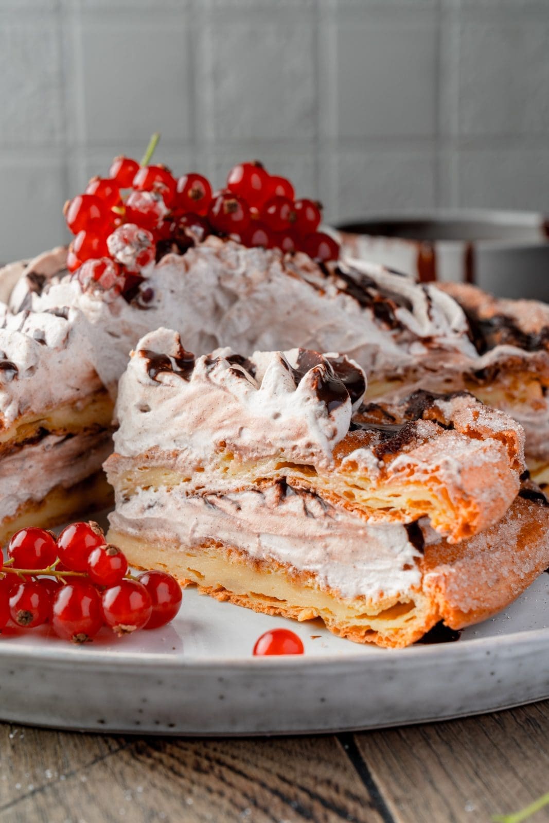 Anschnitt der Churros-Torte mit Brandteig-Schichten und Zimtcreme