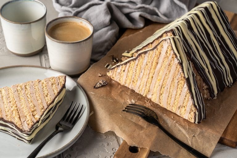 Margarethenschnitt Pyramidenkuchen 13 | Ihr steht regelmäßig ratlos vorm Backofen, weil Buttercreme oft zu süß, zu schwer oder einfach kompliziert ist? Mir ging’s genauso. Darum habe ich drei Buttercremes entwickelt, die easy gelingen, unterschiedlich schmecken und einfach Spaß machen. Ob puristisch-französisch, fluffig-leicht (Swiss Meringue) oder puddingbasiert und super­schnell: Für jede Torte und jede Laune ist was dabei. Deine Buttercreme wird endlich so, wie du sie dir wünschst: cremig, stabil, lecker und kein Rätsel mehr beim Dekorieren oder Füllen.