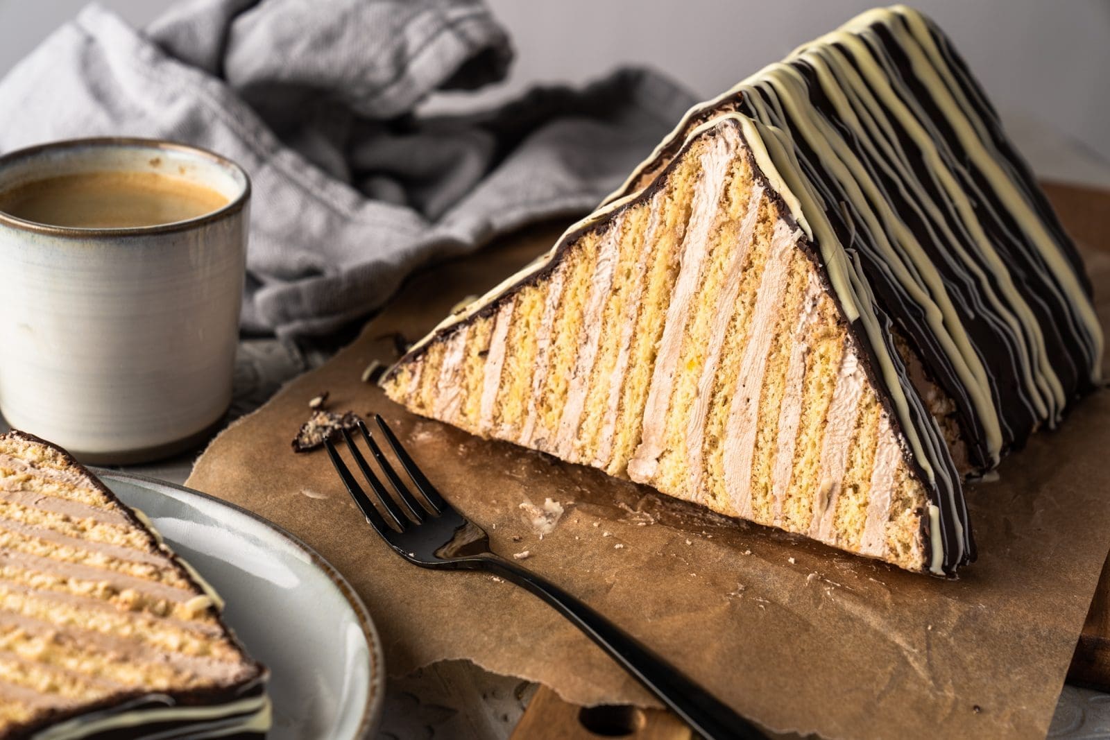 Margarethenschnitt Pyramidenkuchen 17 1 | Schon seit langer Zeit haben wir kein neues Grundrezept mehr auf den Blog gebracht. Und dabei gibt es doch so viele davon. Also haben wir uns überlegt, heute eines vorzustellen, das schon so einigen Kopfschmerzen bereitet und uns ganz viele Nachfragen beschert hat. Der Biskuitteig.