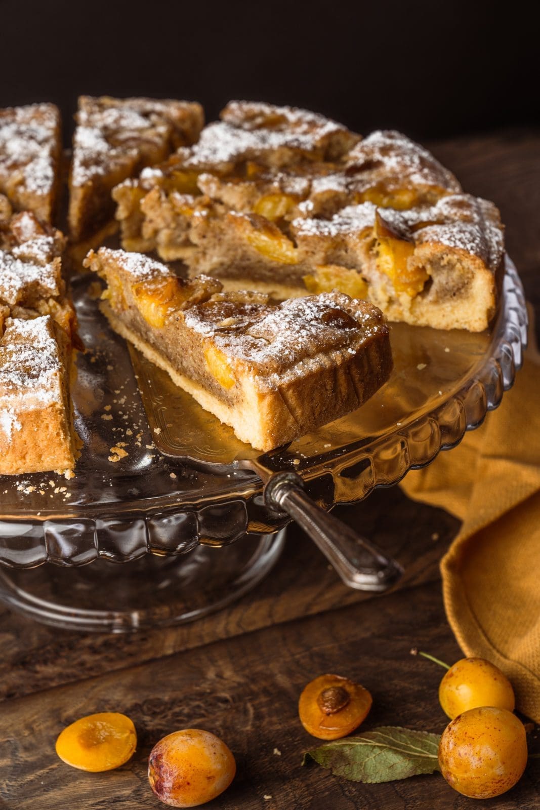 Frangipane ist eine einfache Mandelfüllung. In diesem Rezept kombinieren wir sie mit Mirabellen, um eine köstliche und schöne französische Tarte zu backen.