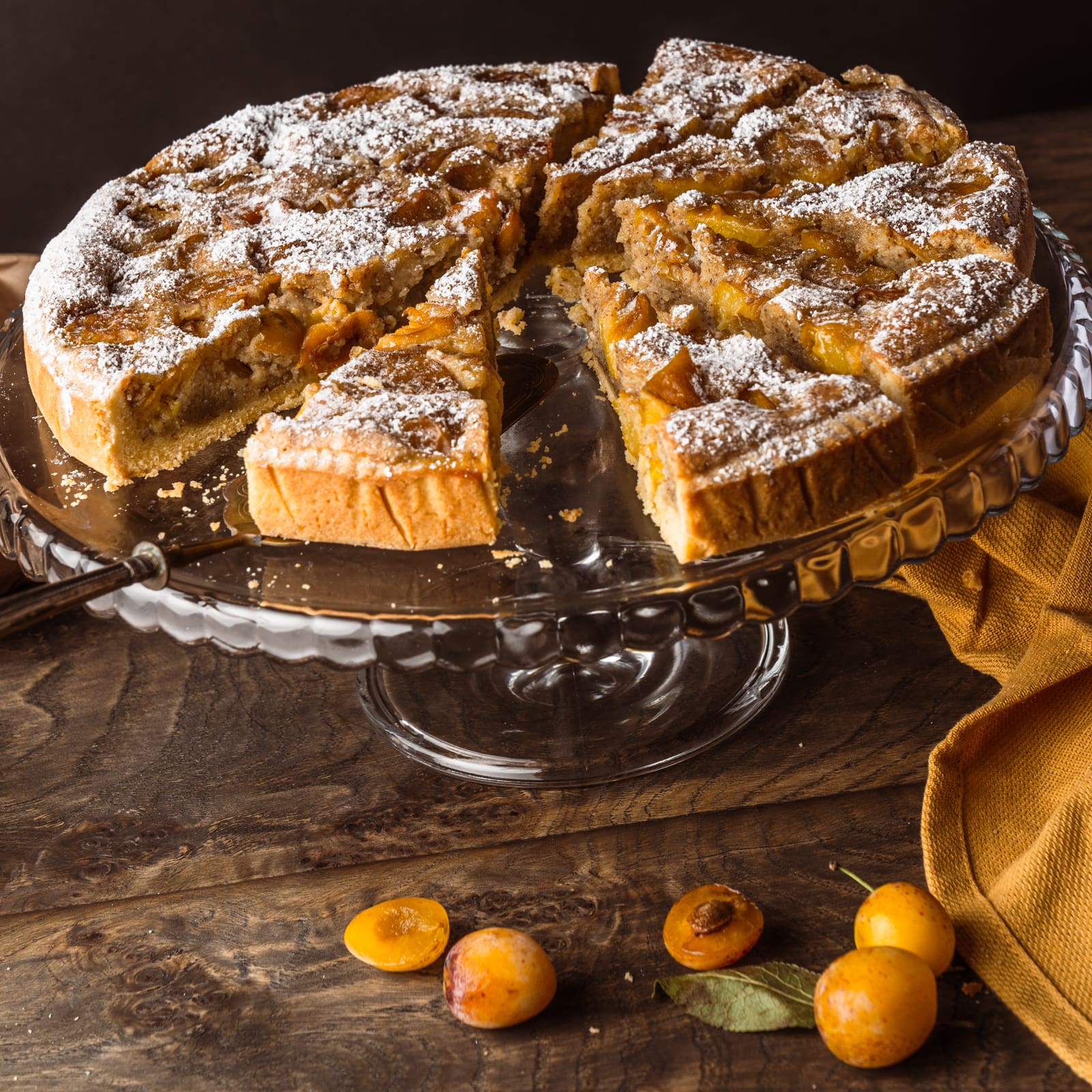 Frangipane ist eine einfache Mandelfüllung. In diesem Rezept kombinieren wir sie mit Mirabellen, um eine köstliche und schöne französische Tarte zu backen.