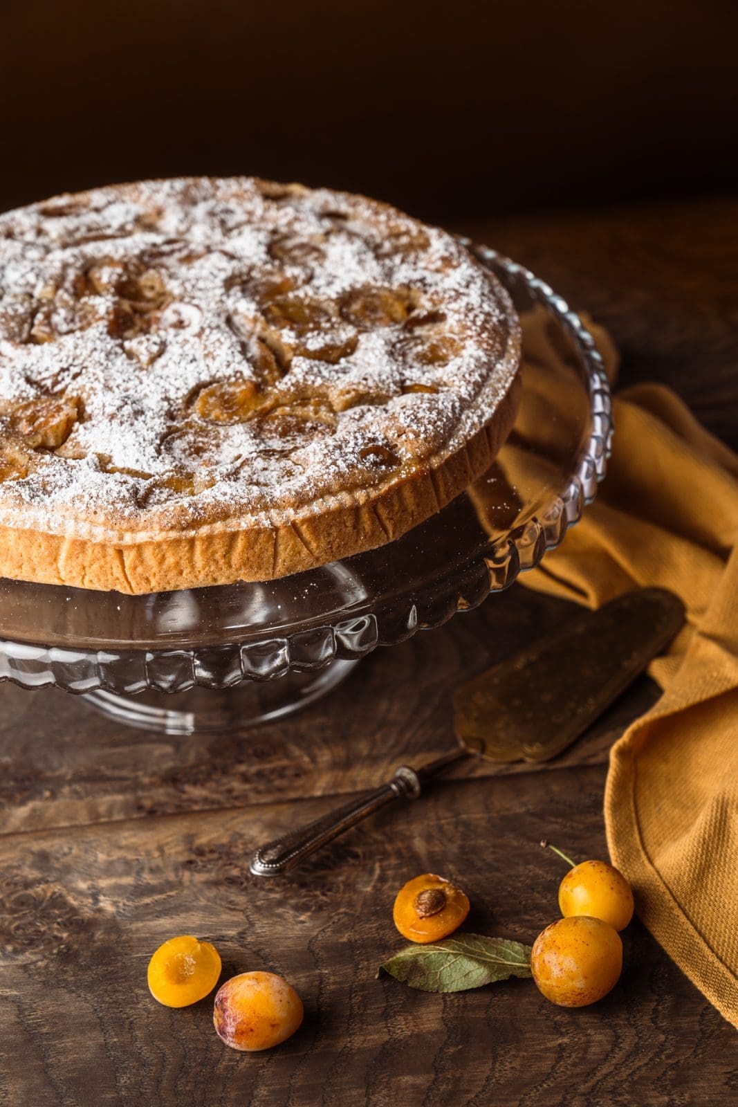 Frangipane ist eine einfache Mandelfüllung. In diesem Rezept kombinieren wir sie mit Mirabellen, um eine köstliche und schöne französische Tarte zu backen.